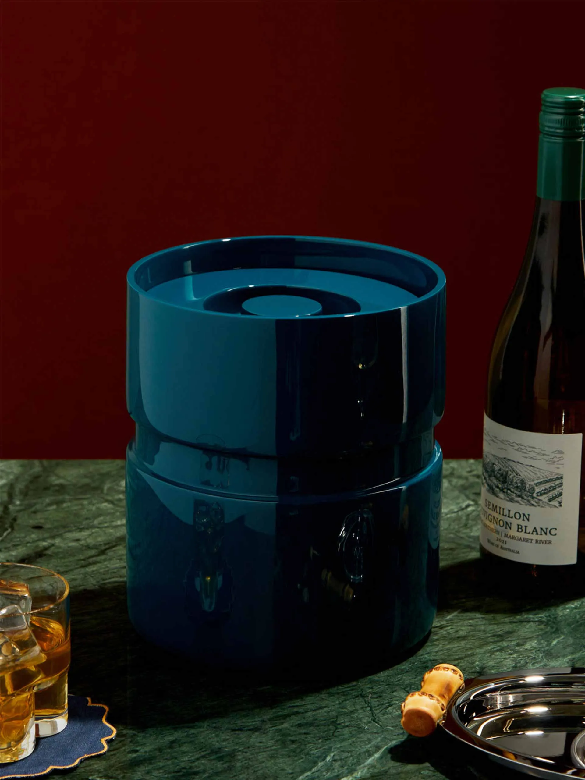 Lacquered ice bucket